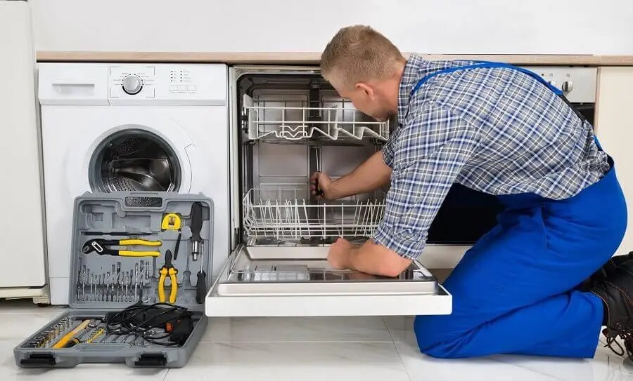 Akyurt Whirlpool servisi teknisyen ekibi beyaz eşya tamiri yaparken